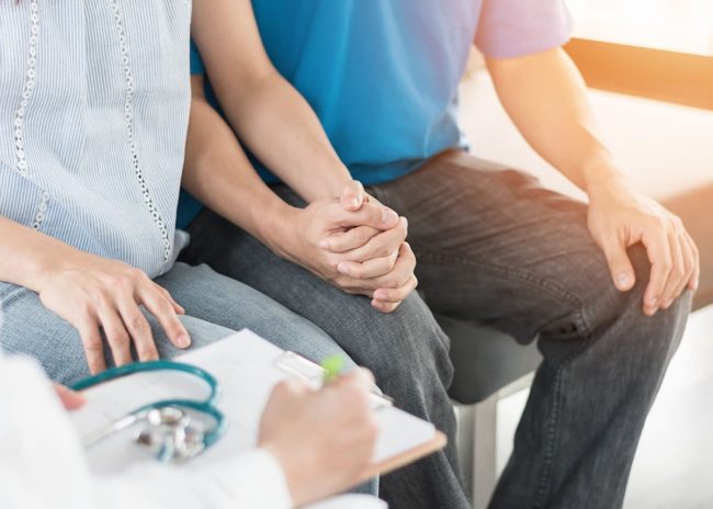 man and woman holding hands getting addiction recovery services