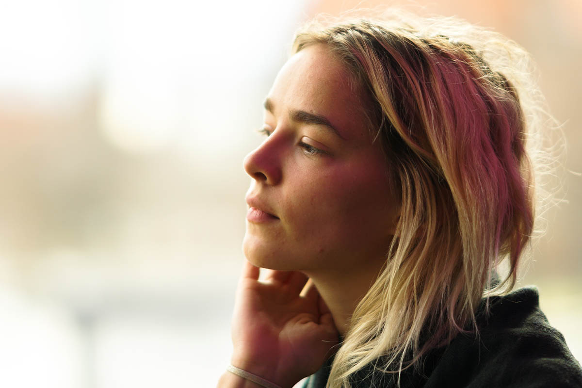 Young woman experiencing the signs of heroin abuse